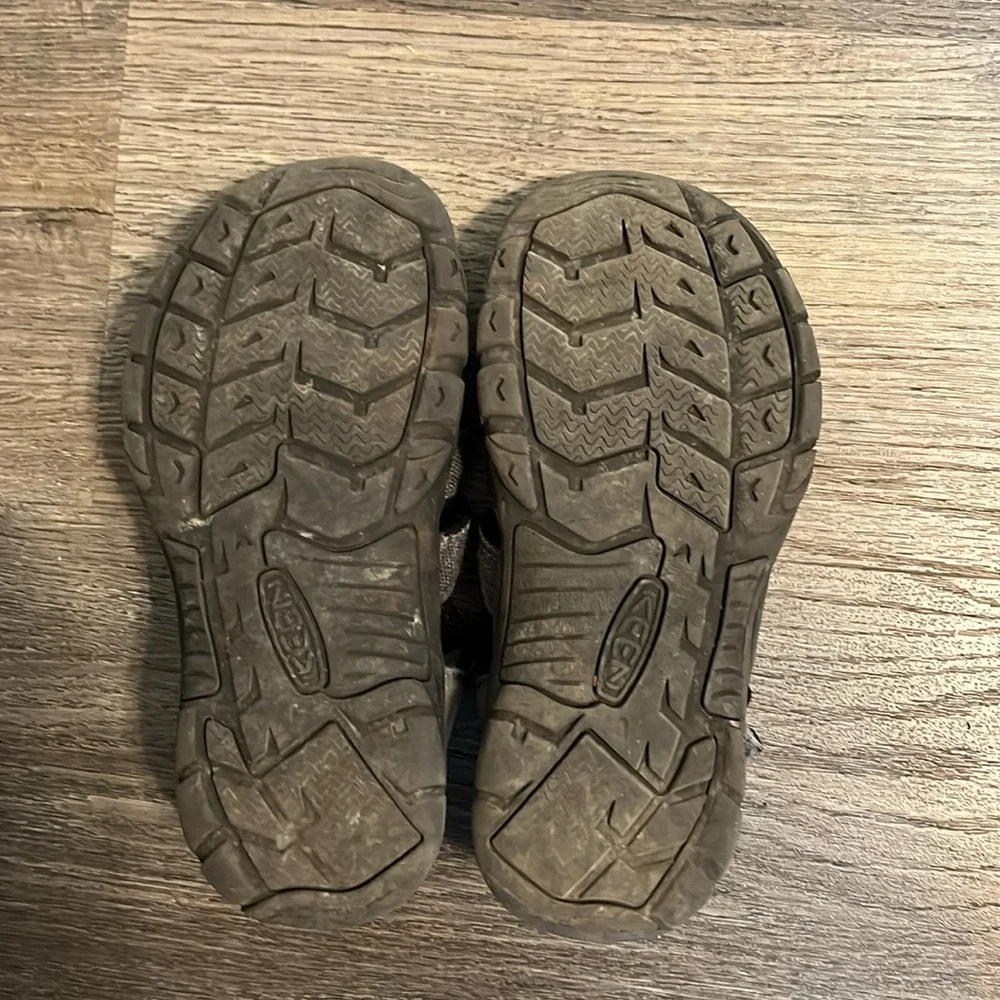 Keen Sandals Unisex Black and Grey Close Toe Sandals Shoes Sz 4